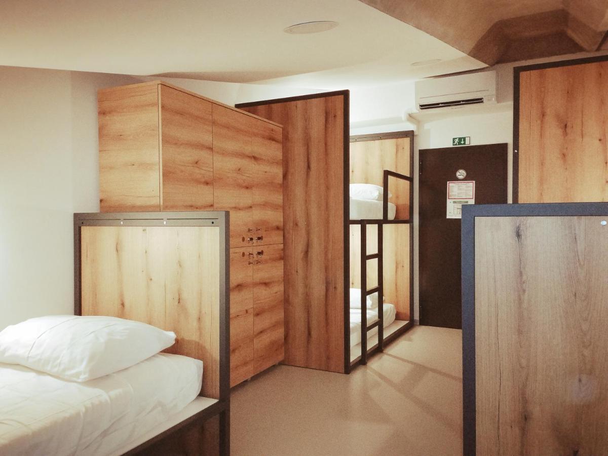 Garage Hostel Nova Gorica Eksteriør billede